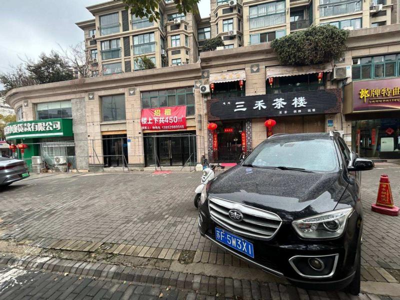 离彭埠地铁站800米左右，店名